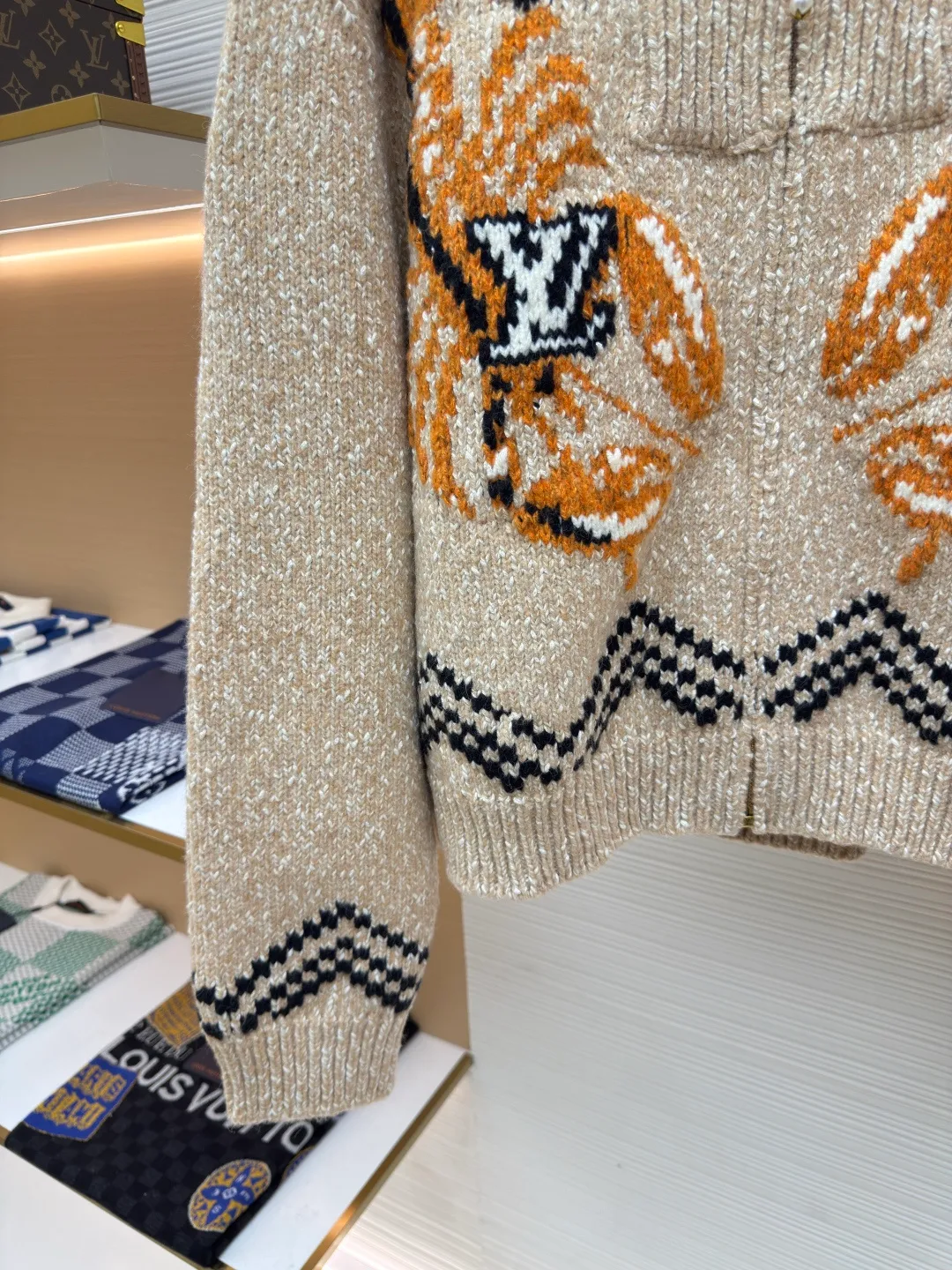LOUIS VUITTON Nigo lobster patchwork wool knitted zipper jacket ●Authentic product: Purchased and developed by 25404 ●Item number: 1680400-D25 ●Fabric: wool fabric ●Technology: knitted production ●Version: fitted version ●Weight: about 1770 grams ●Size: XS-S-M-L ●Description: Made of high-quality cotton-wool blended fabric, soft, comfortable and elastic. The fabric has been specially treated to give it a fine knitted texture and is smooth to the touch. The koi fish pattern with the LV logo is carefully designed on the front. It is realized through exquisite intarsia technology and the pattern is three-dimensional and vivid. The back is embroidered with cherry blossoms and Japanese characters, using high-density embroidery thread with fine and even stitches. The zippers feature custom metal hardware, and each zipper pull is embellished with delicate beading. The entire jacket is meticulously sewn and all seams are double-stitched to ensure durability. The cinched waist is achieved with an internal drawstring that can be freely adjusted for tightness. The collar and cuffs are ribbed knitted with moderate elasticity and not easily deformed. All patterns and decorations undergo strict quality control to ensure that the colors are firm and will not fade. The overall wiring is straight and delicate, the fabric is comfortable and soft, and the color is consistent without color difference. It can be matched with the same style to create a fashionable look and control various occasions. Customized accessories, complete with three standards, same style for men and women!